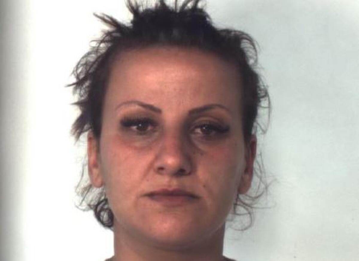 CATANIA, LE PERQUISISCONO LA CASA E TROVANO LA COCAINA IN CASSETTO: ARRESTATA - 