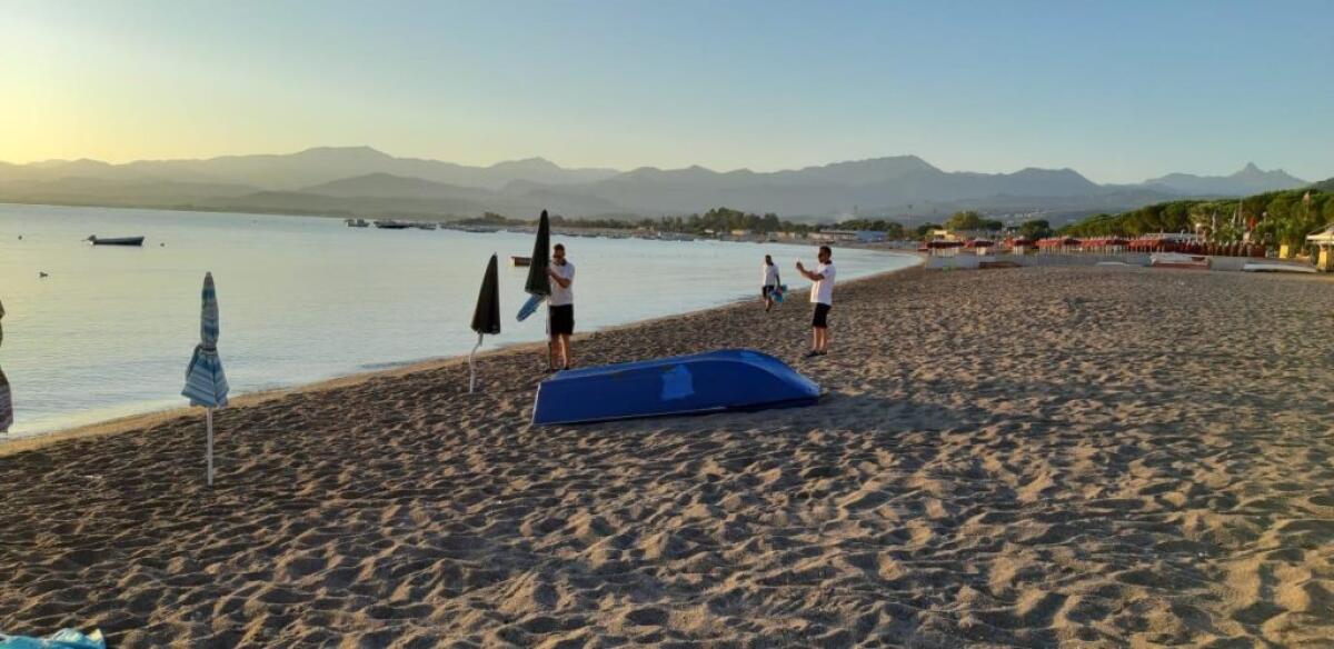 OLIVERI (ME): SEQUESTRATI OMBRELLONI E OGGETTI LASCIATI AD OCCUPARE LA SPIAGGIA LIBERA - 
