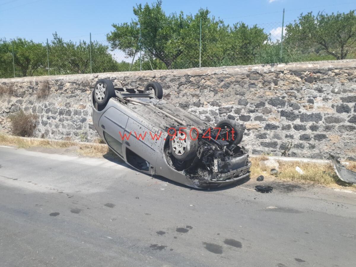 PATERNÒ: AUTO SI RIBALTA IN ZONA SAN MARCO - 