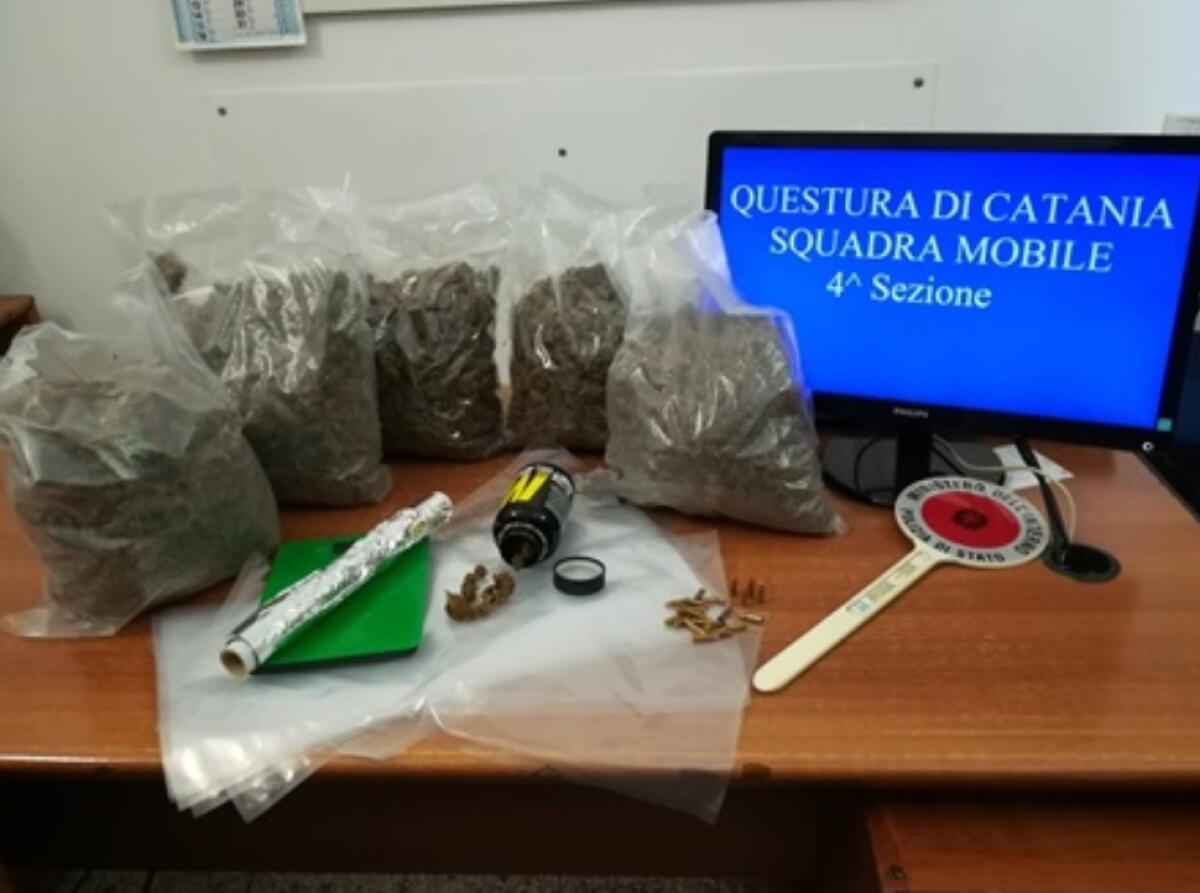 CATANIA, CHIAMATA ANONIMA FA ARRESTARE PUSHER: SEQUESTRATI 5 CHILI DI MARIJUANA - 
