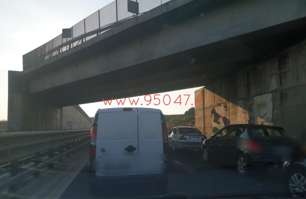 LUNGHE CODE SULLA S.S.121IN DIREZIONE CATANIA,  PER I LAVORI - 