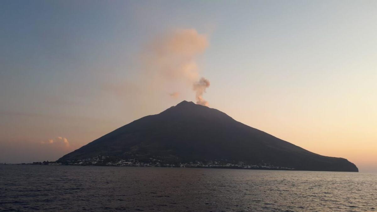 LO STROMBOLI FA PAURA, IL LIVELLO DI ALLERTA SALE AD "ARANCIONE" - 