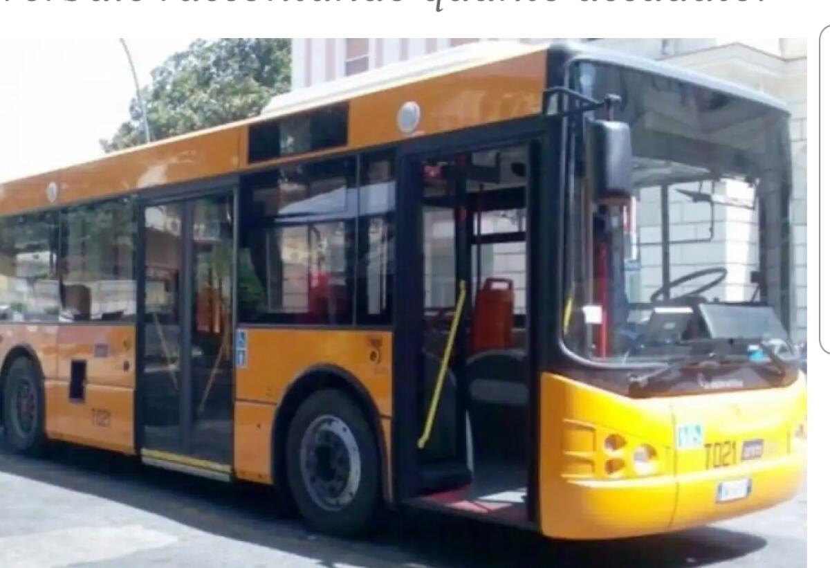 NAPOLI, HA LE DOGLIE E PRENDE IL BUS SENZA BIGLIETTO: MULTATA E COSTRETTA A SCENDERE - 