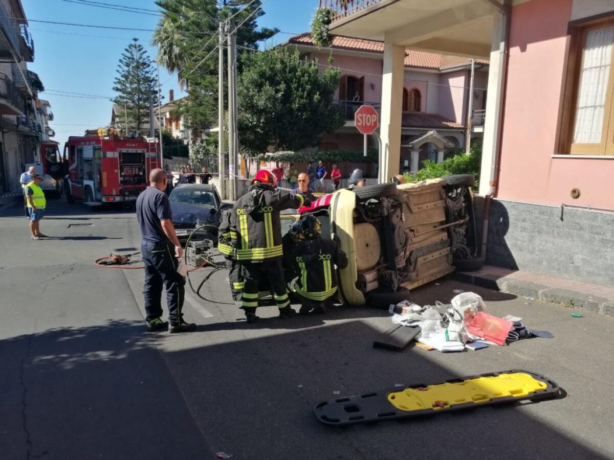 BELPASSO: SCHIANTO TRA DUE AUTO, UNA SI RIBALTA - 
