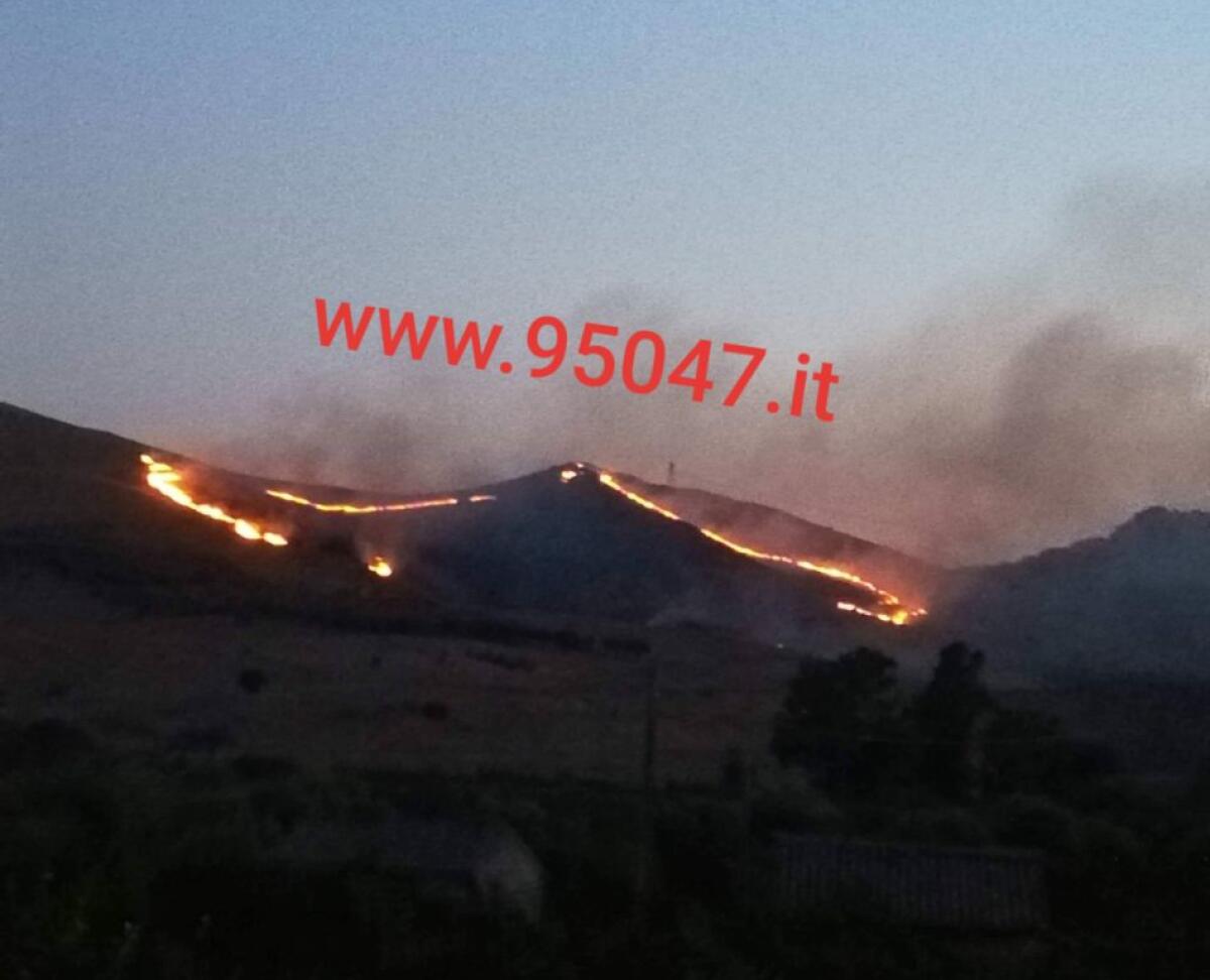 PATERNÒ: VASTO INCENDIO SUL MONTE CASTELLACCIO - 