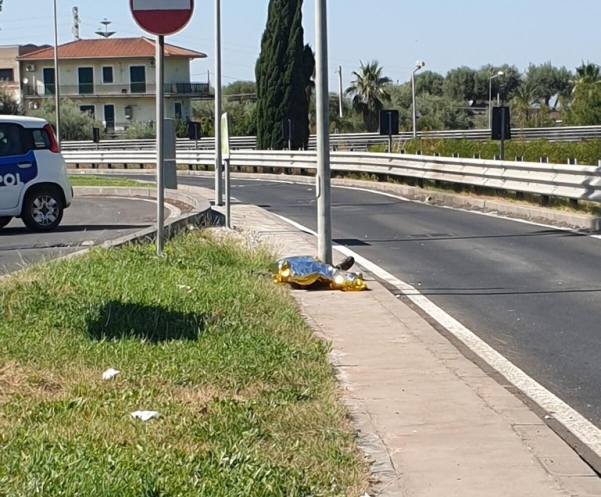 VALCORRENTE, SBANDA CON LA MOTO E FINISCE SULL'ASFALTO: MORTO 55ENNE - 