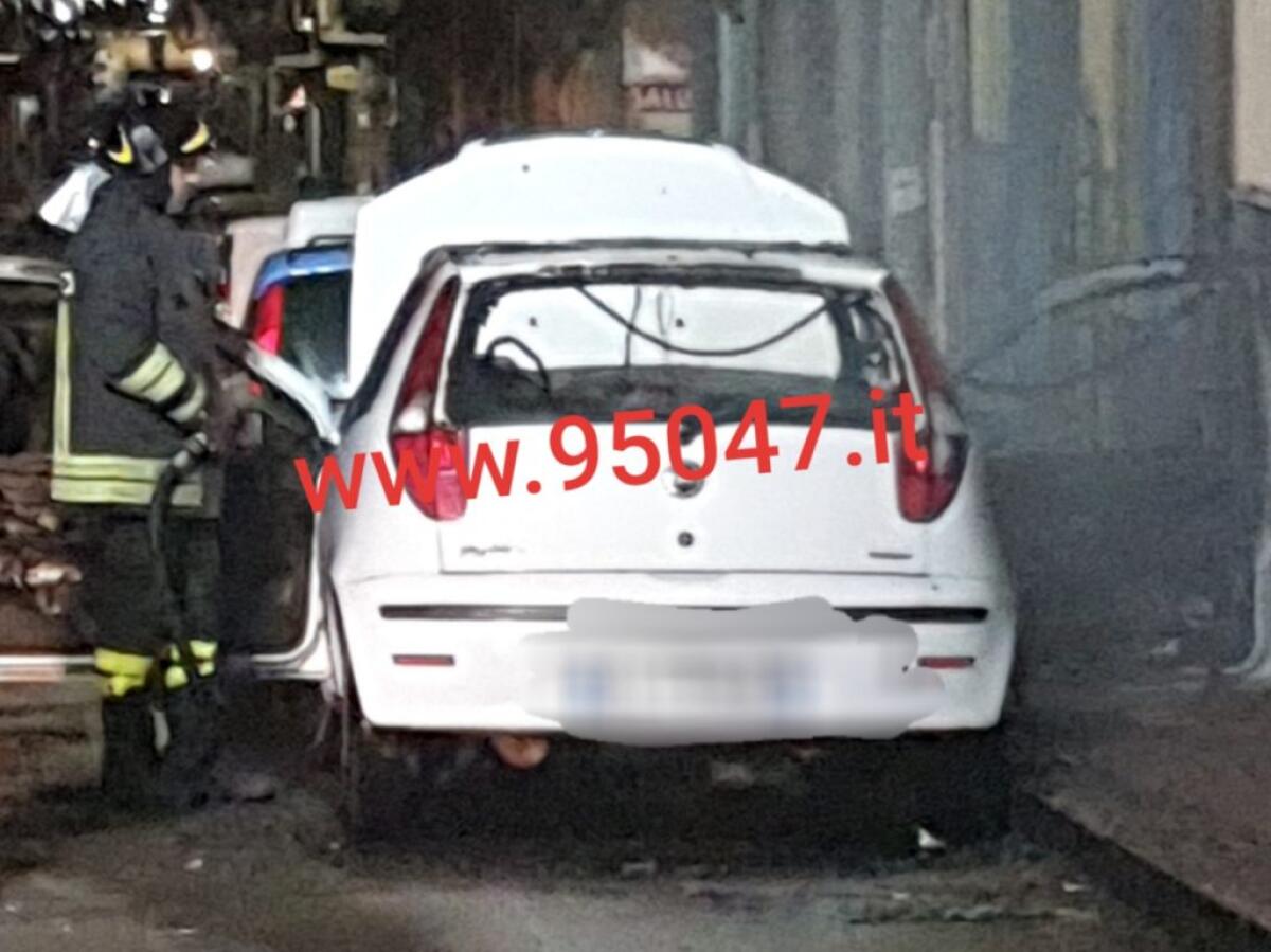 PATERNÒ: UN'AUTO VA A FUOCO NELLA NOTTE - 