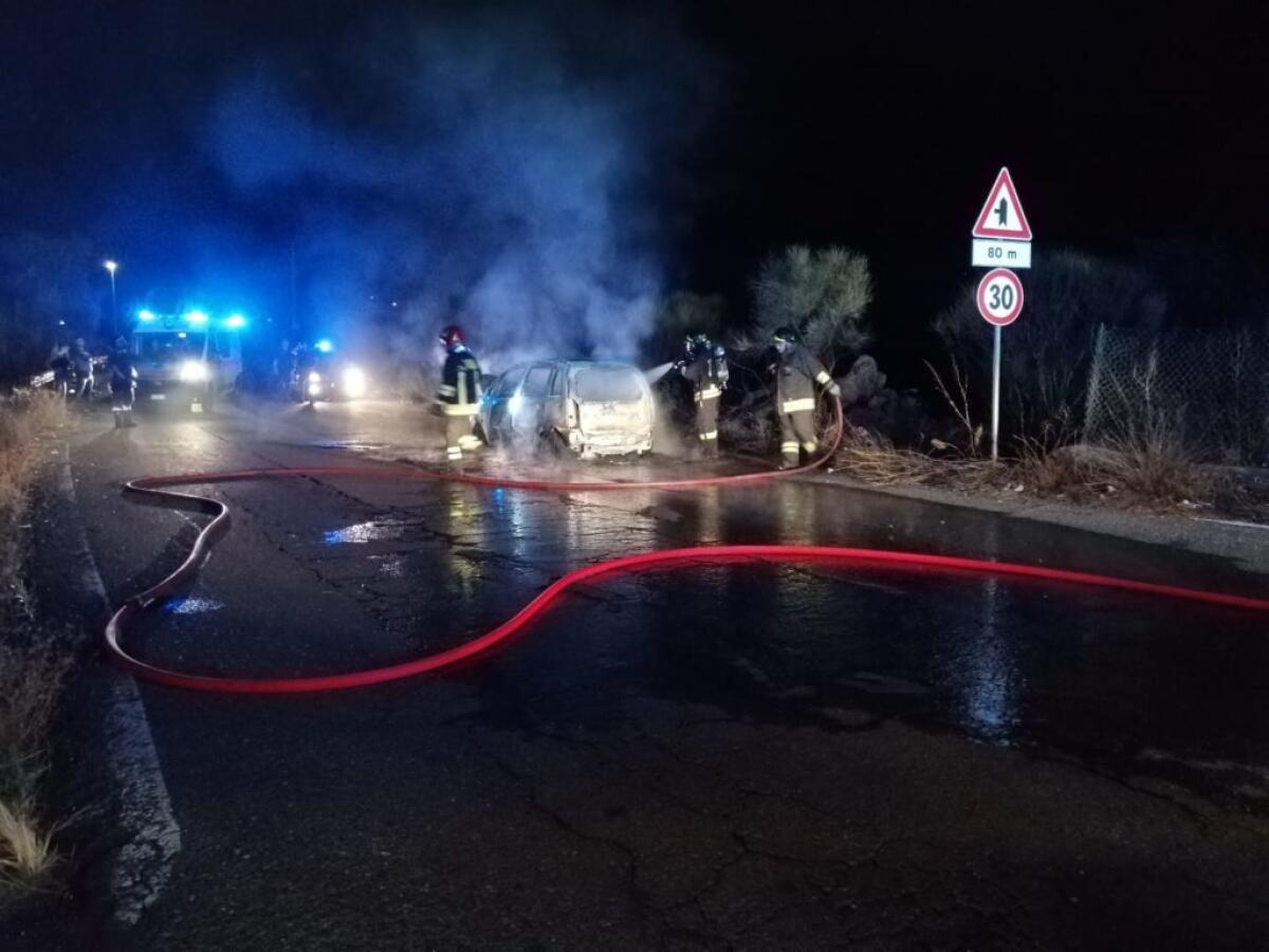BELPASSO: AUTO IN FIAMME SUL POSTO I VIGILI DEL FUOCO - 