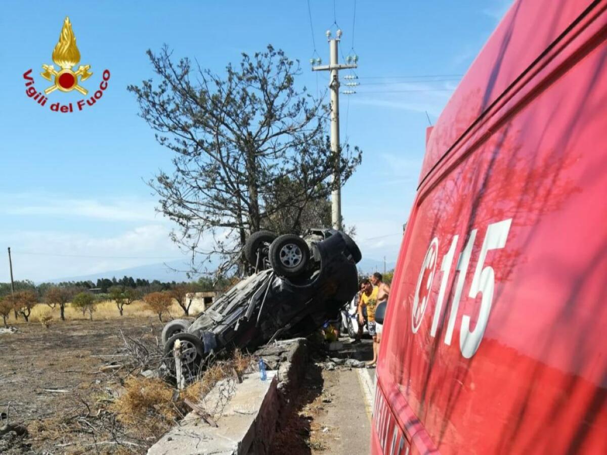 CATANIA: INCIDENTE STRADALE ALLA PLAYA, SUV CON SEI MINORENNI SI RIBALTA - 