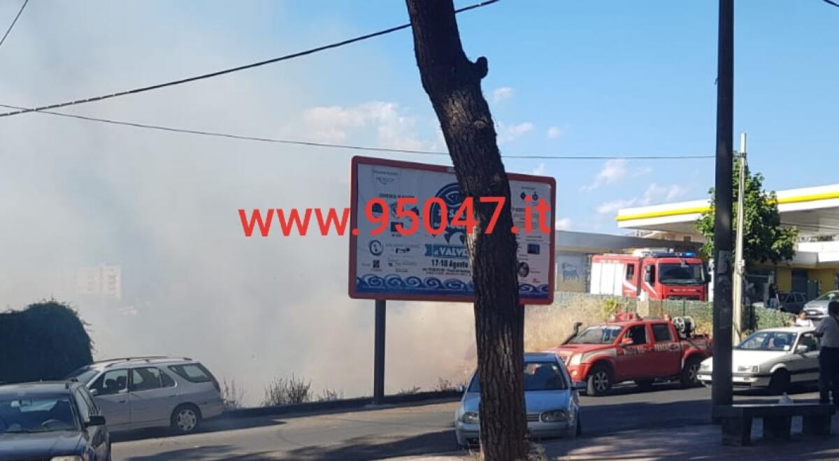 PATERNÒ: STERPAGLIE IN FIAMME VICINO ALLE POMPE DI BENZINA - 