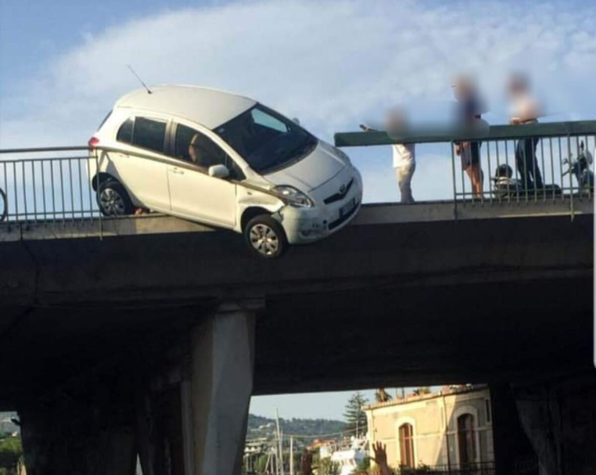 TRAGEDIA SFIORATA A OGNINA, AUTO RISCHIA DI CADERE DAL PONTE - 