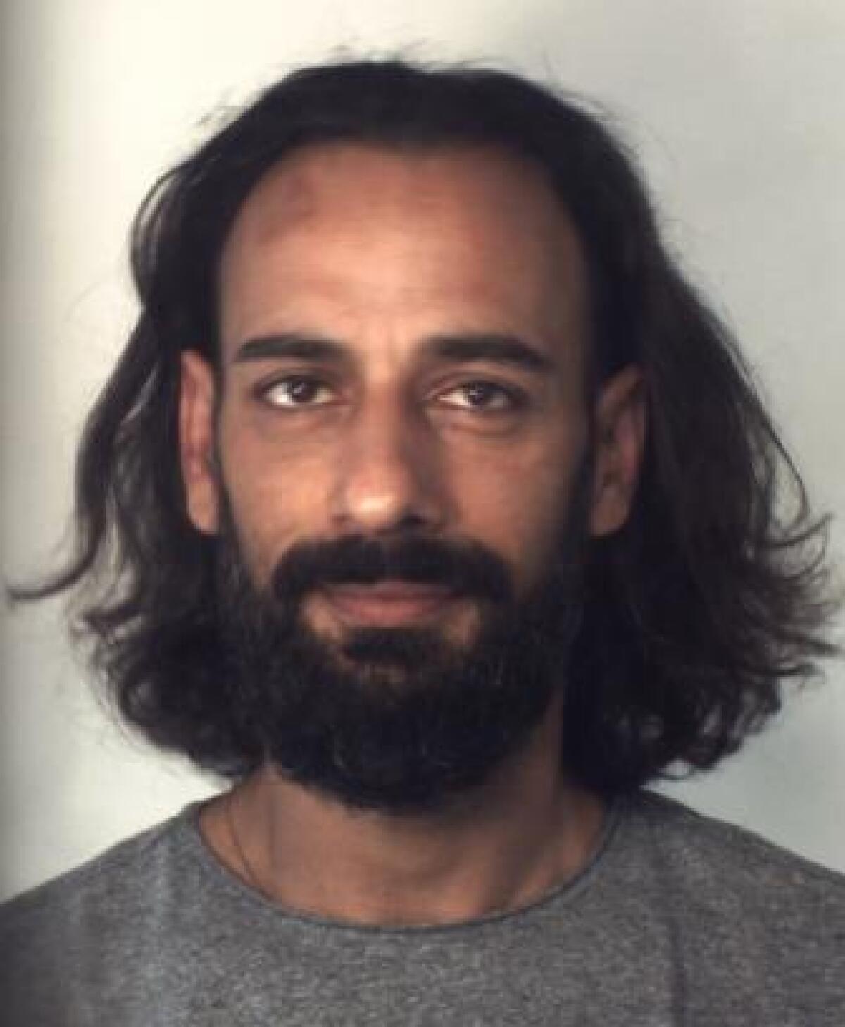 CATANIA, SI ERA FATTO CRESCERE BARBA E CAPELLI PER EVITARE L’ARRESTO: LATITANTE IN MANETTE - 