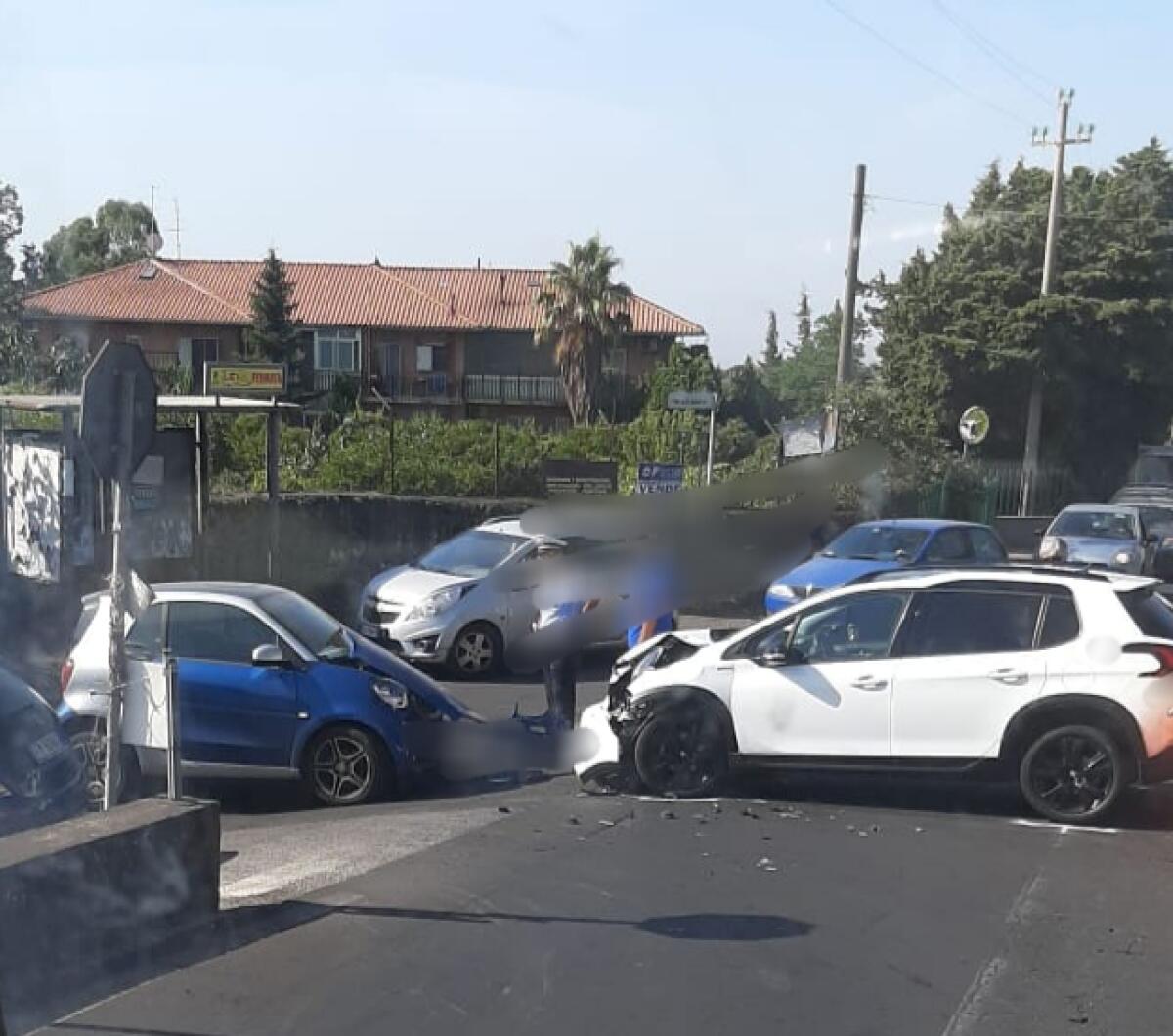 MASCALUCIA: INCIDENTE CON PIÙ AUTOVETTURE, UN FERITO - 