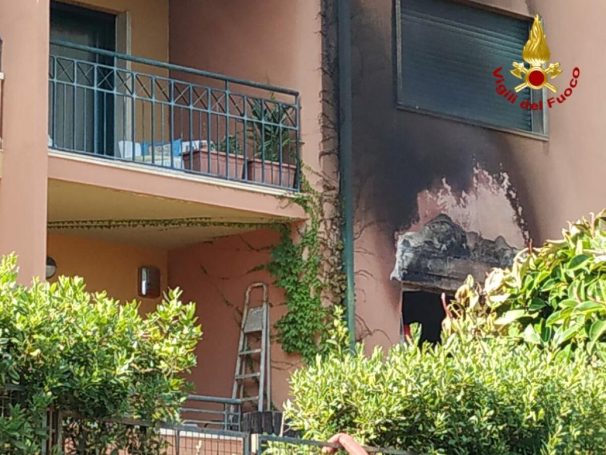 ACI CASTELLO: ABITAZIONE IN FIAMME, ANZIANA INTRAPPOLATA DENTRO: TRATTA IN SALVO DAI VVF - 