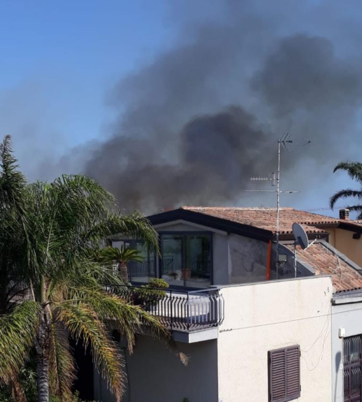 VASTO INCENDIO NEI PRESSI DI CAPOMULINI, IL FUOCO MINACCIA LE ABITAZIONI: VIGILI DEL FUOCO SUL POSTO - 