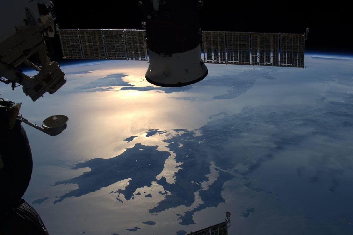 PARMITANO DALLO SPAZIO FOTOGRAFA IL TRAMONTO SUL MAR MEDITERRANEO, SULLO SFONDO LA SICILIA - 