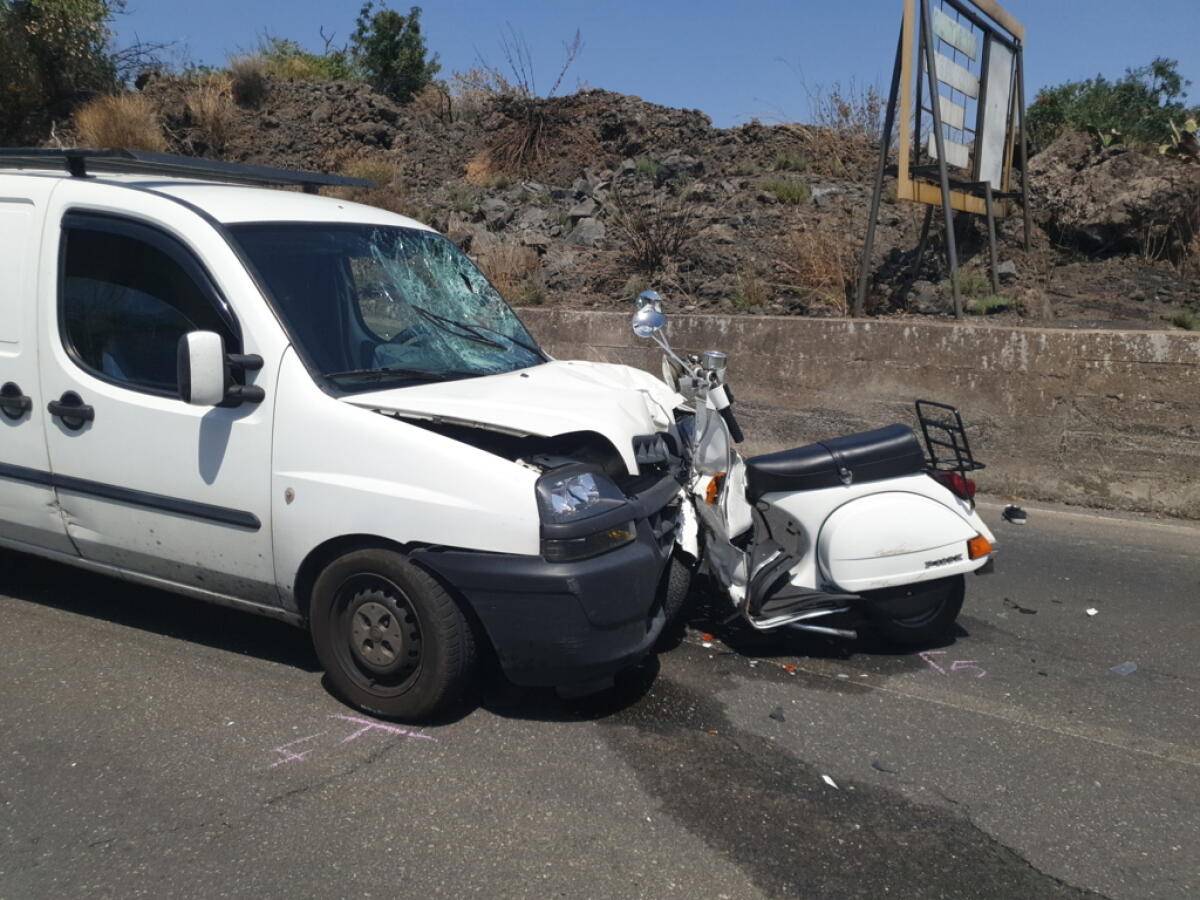 INCIDENTE MORTALE IN VIA MONGIBELLO, VITTIMA UN 17ENNE DI PATERNO' - 