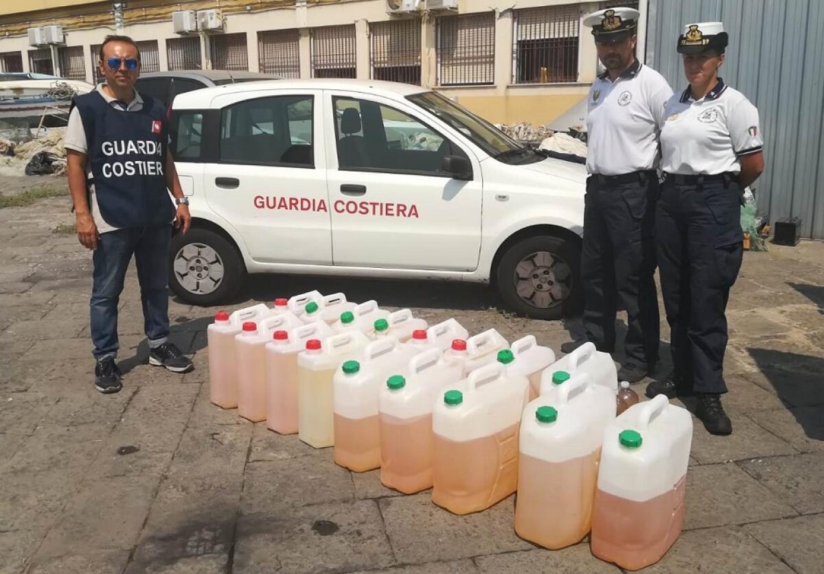 TANICHE DI BENZINA TROVATE ALLA PLAYA DI CATANIA, INDAGINI DELLA CAPITANERIA DI PORTO - 