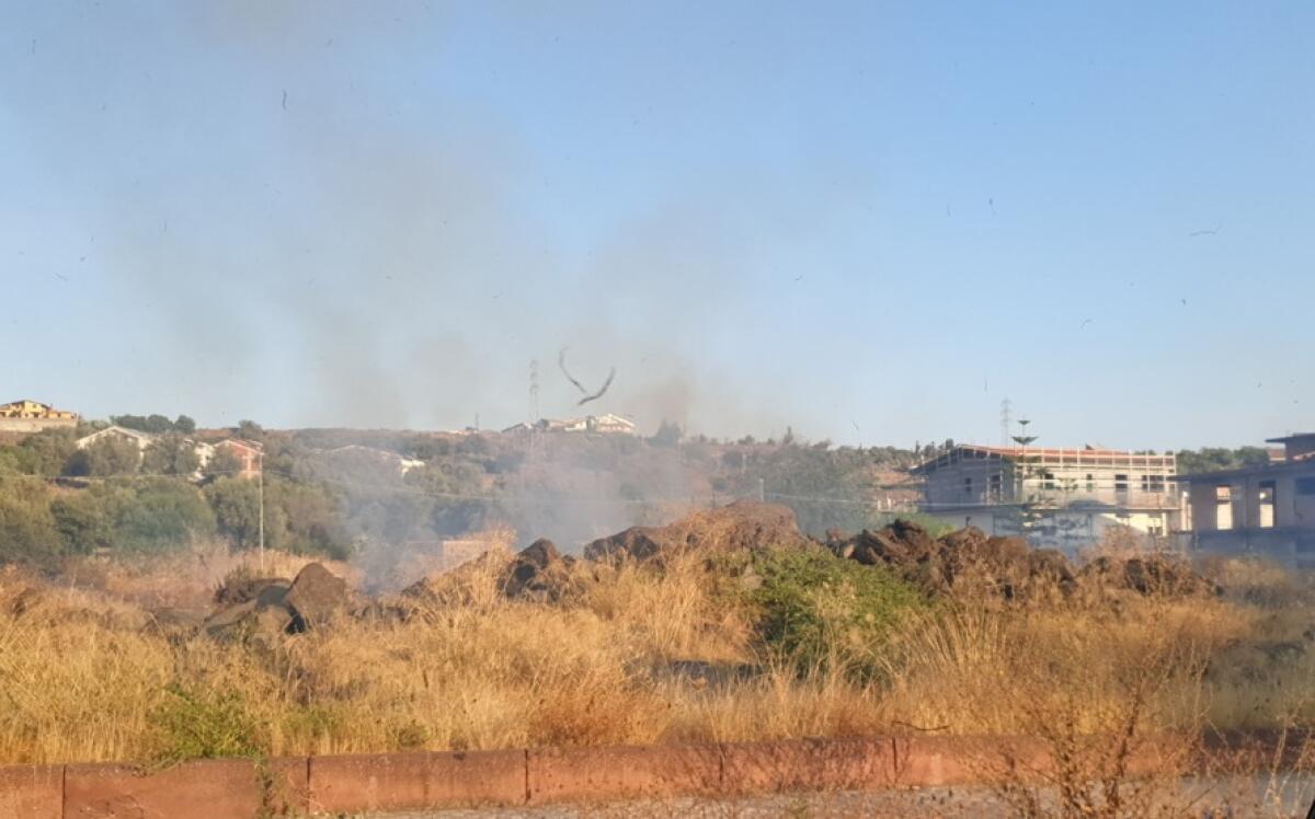 PATERNO': ENNESIMO INCENDIO STERPAGLIE AL CORSO MARCO POLO - 