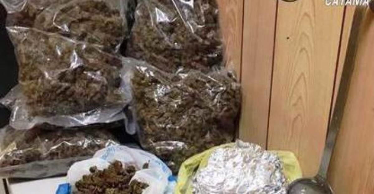 CATANIA: GESTIVA DEPOSITI DI DROGA,MINORENNE  IN MANETTE - 