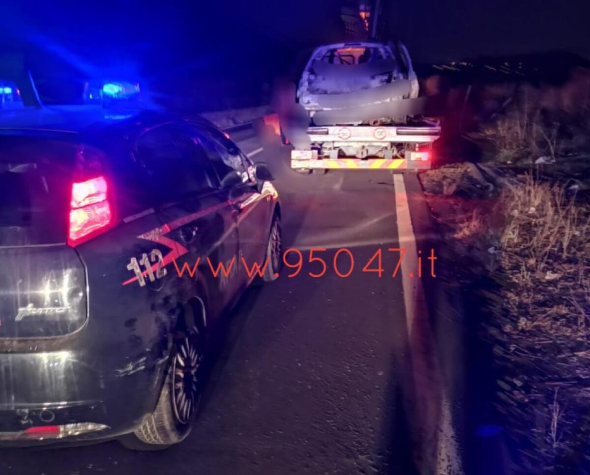 BELPASSO: AUTO IN FIAMME SULLA STRADA PROVINCIALE - 