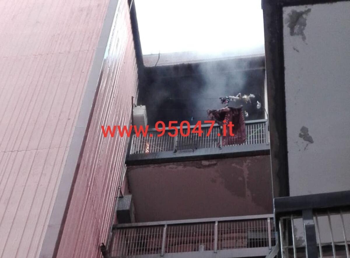 PATERNÒ: FIAMME IN UN APPARTAMENTO AL PALAZZO DI FERRO - 