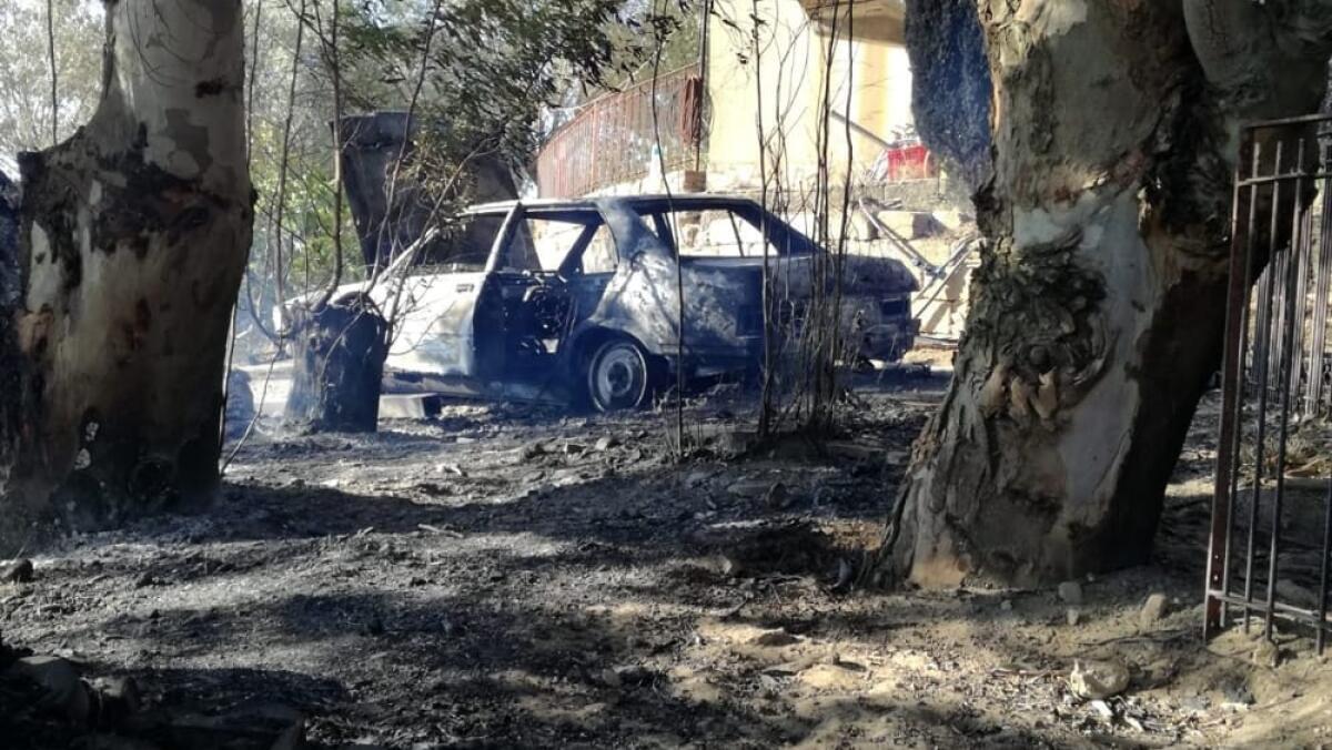 INCENDIO A CALTAGIRONE, AUTO A FUOCO E RESIDENTI IN FUGA DALLE LORO CASE - 