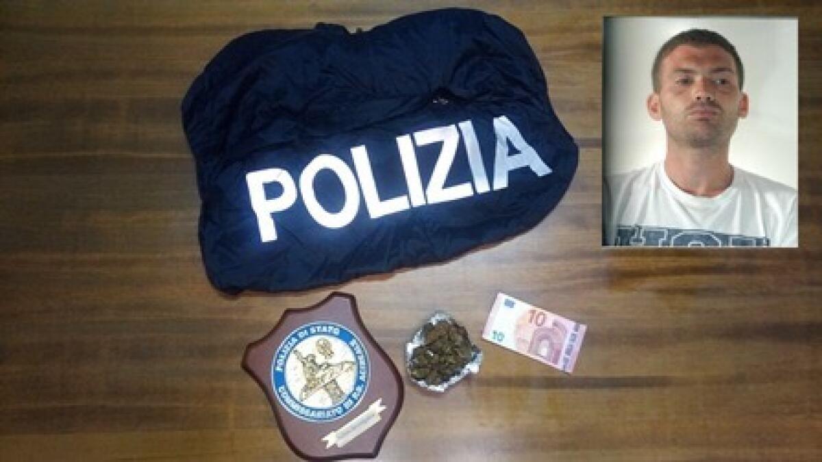 ACIREALE, LA POLIZIA FERMA UNO SPACCIATORE DI ERBA - 
