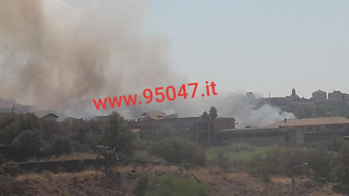 PATERNÒ: AMPIO INCENDIO DI STERPAGLIE IN ZONA SALINELLE - DENSA COLONNA DI FUMO GRIGIO - 