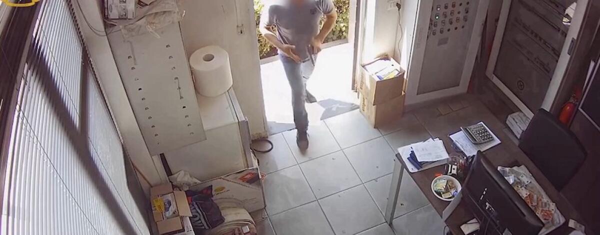 CATANIA, RAPINA ARMATO DI PISTOLA UN DISTRIBUTORE DI BENZINA: INDIVIDUATO E ARRESTATO DALLA GUARDIA DI FINANZA - 