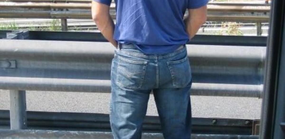 PORTO EMPEDOCLE: FA PIPÌ SUL CIGLIO DELLA STRADA, AL TURISTA MULTA DA 3.333 EURO - 