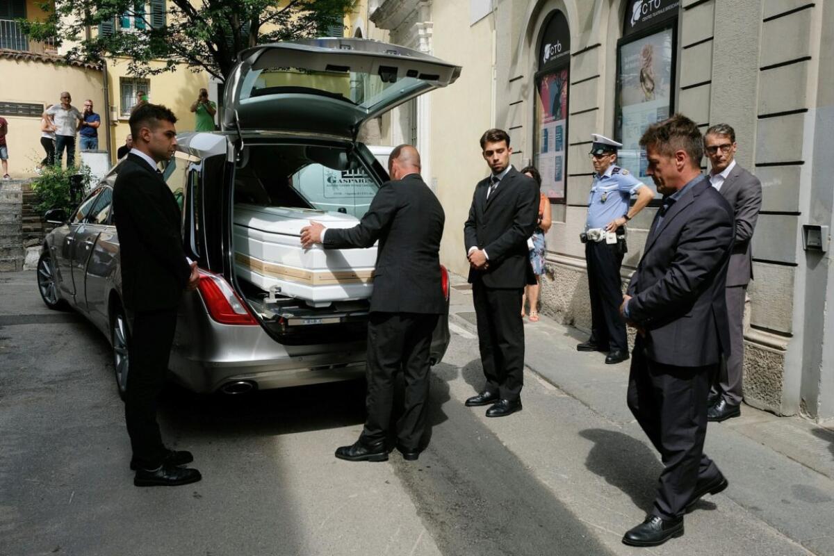 NADIA TOFFA, L'ARRIVO DELLA SALMA ALLA CAMERA ARDENTE AL TEATRO SANTA CHIARA DI BRESCIA - 