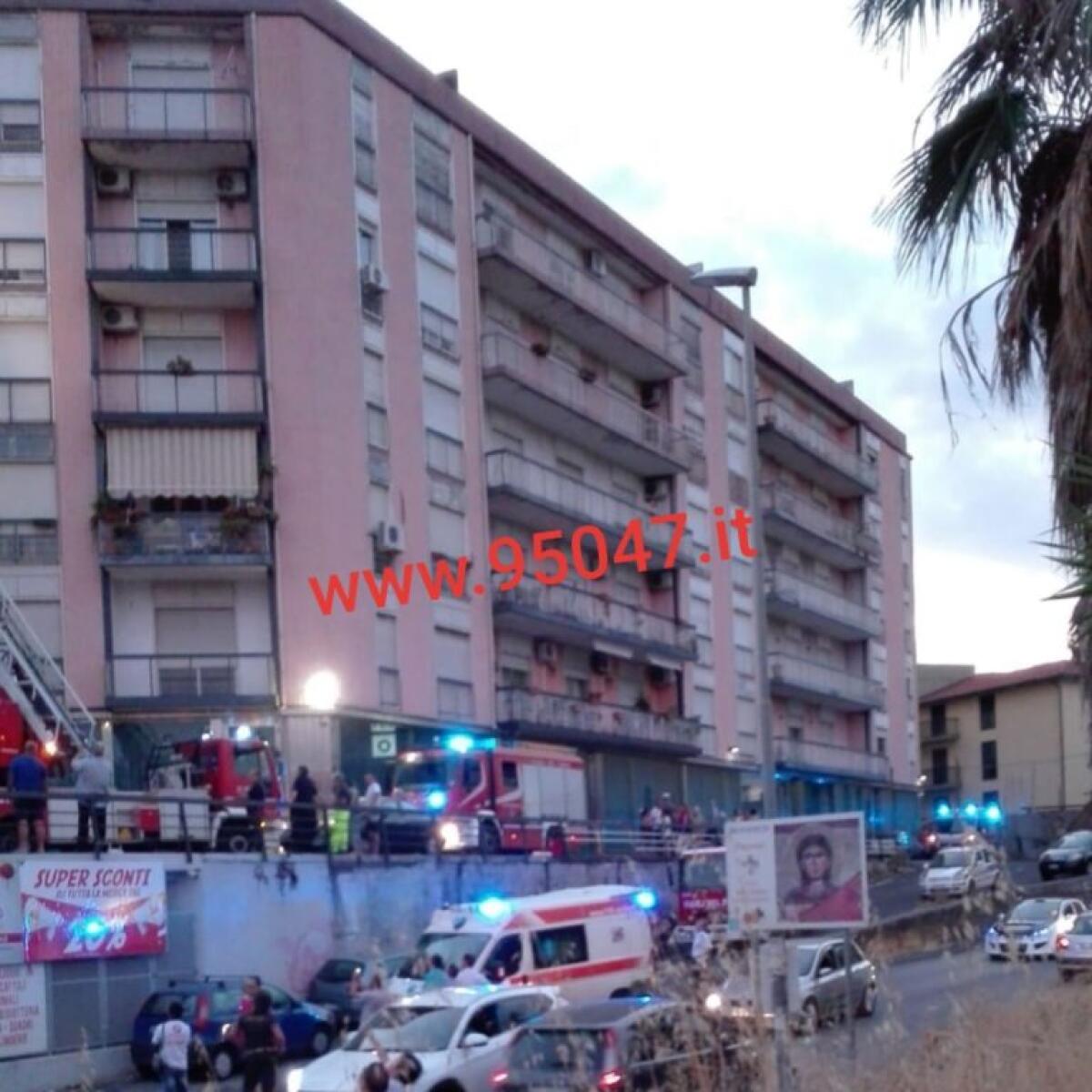 PATERNÒ: FIAMME IN UN APPARTAMENTO AL PALAZZO DI FERRO, TANTA PAURA NESSUN FERITO - 