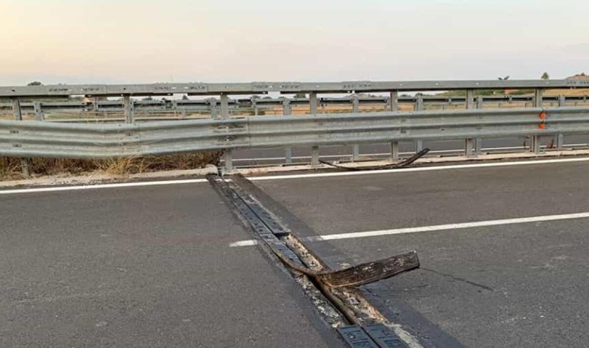 SALTA LA GIUNTURA DI UN PONTE SULLA STATALE AGRIGENTO-CALTANISSETTA: DANNI AD AUTO - 
