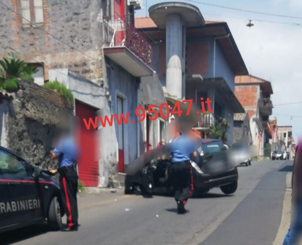 BELPASSO: AUTO CONTRO MURO - 