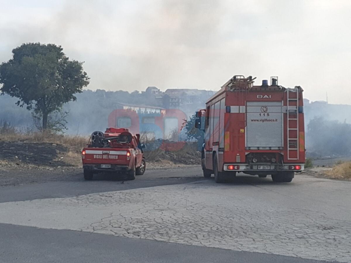 PATERNO': ENNESSIMO INCENDIO STERPAGLIE NEI PRESSI DEL CORSO MARCO POLO - 