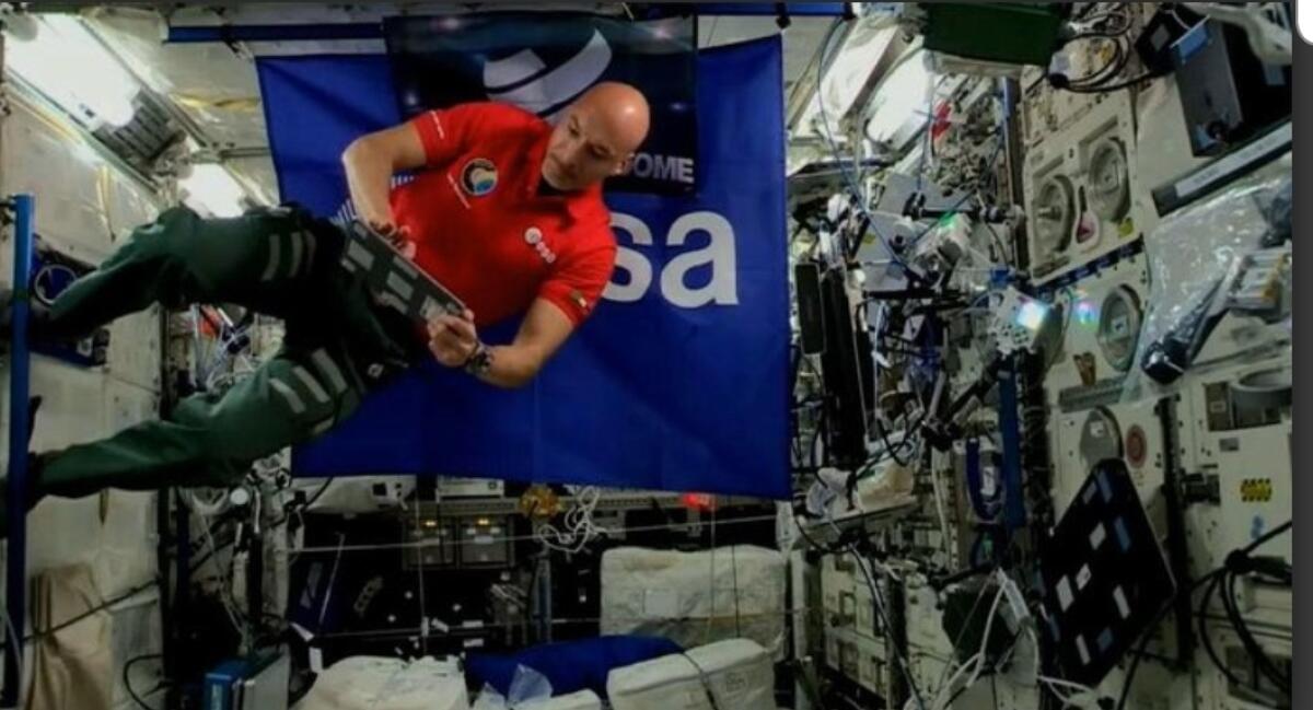 LUCA PARMITANO FA IL DEEJAY DALLO SPAZIO - IL VIDEO - 