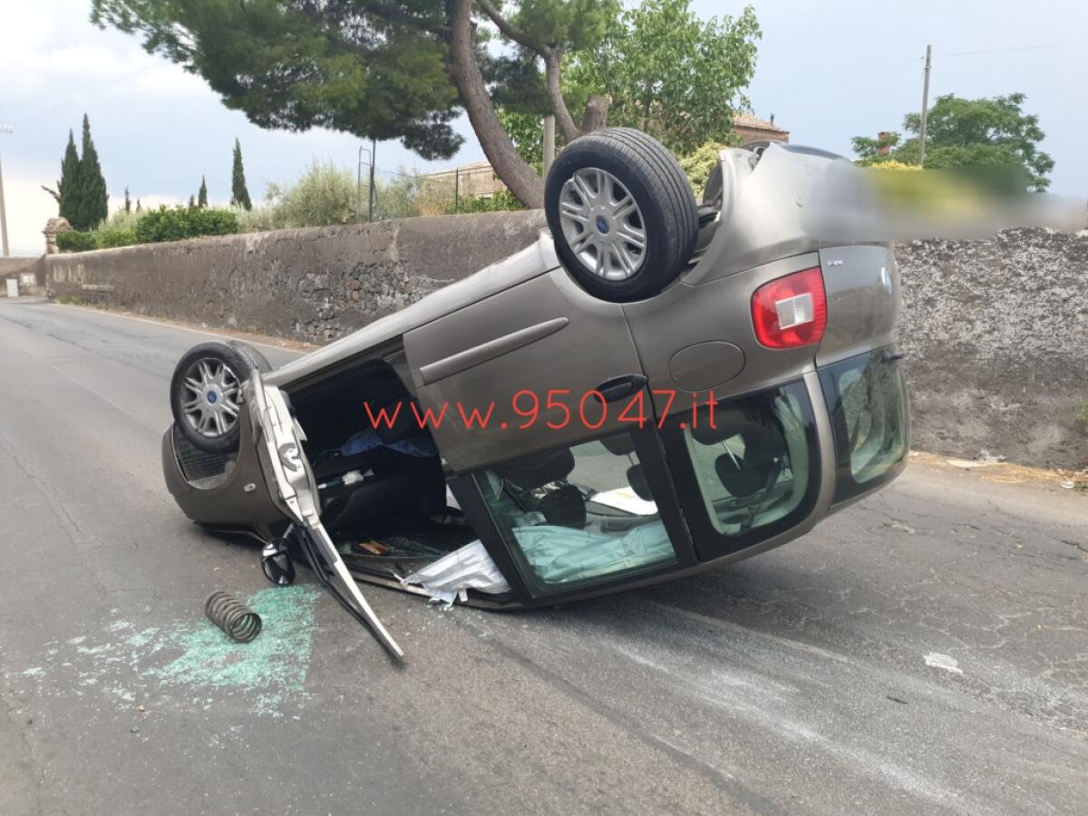 PATERNÒ: AUTO SI RIBALTA IN CONTRADA TRE FONTANE, UN FERITO - 