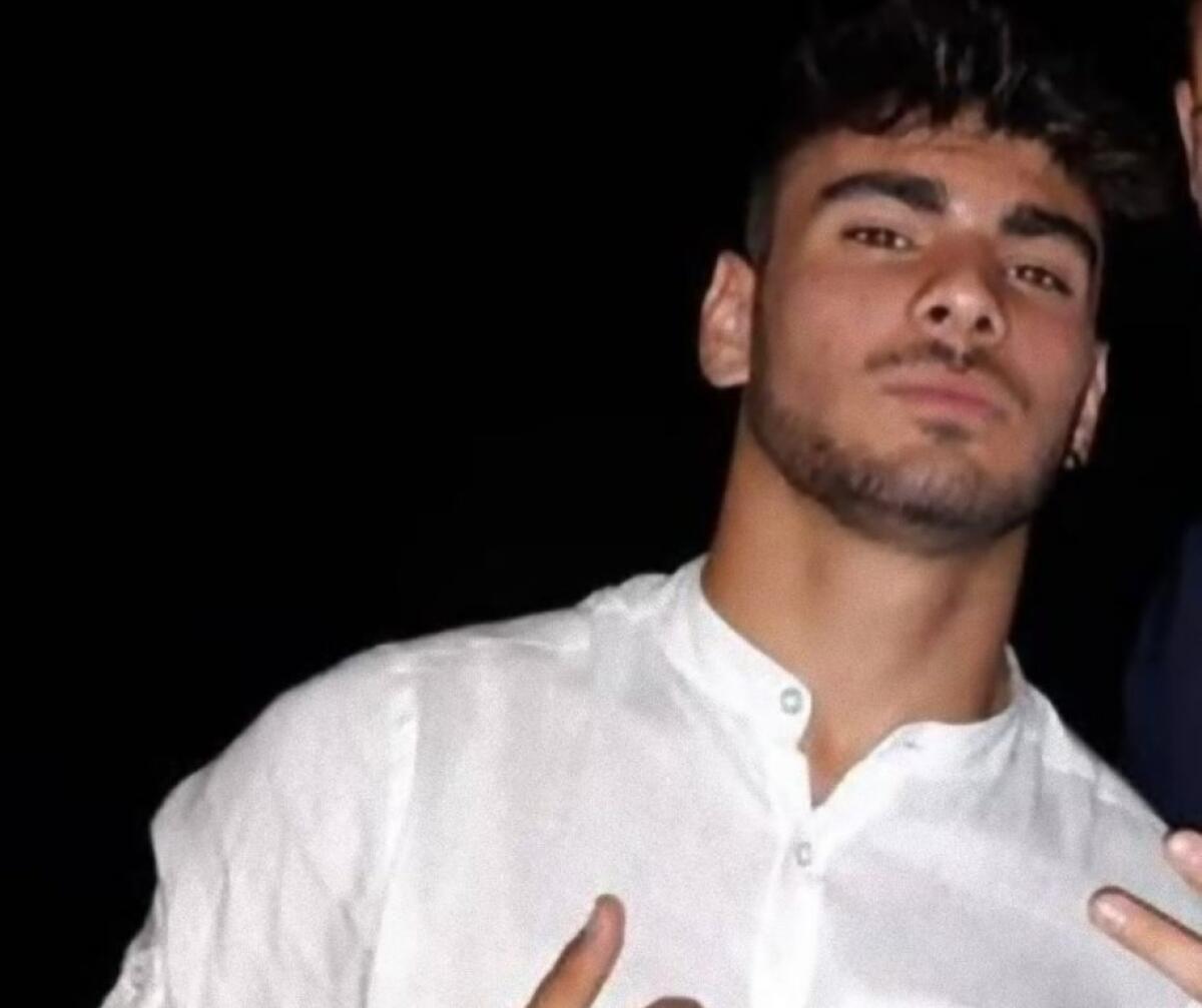 17ENNE PATERNESE MUORE COLTO DA MALORE IN MARE - 