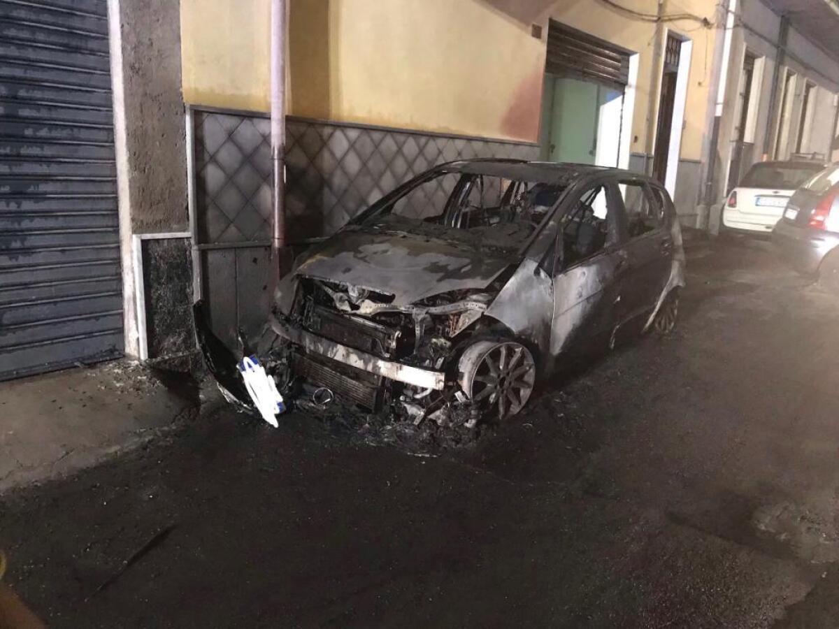 PATERNO' AUTO IN FIAMME NELLA NOTTE - 
