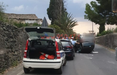 PATERNÒ: AUTO SI RIBALTA IN CONTRADA TRE FONTANE, UN FERITO