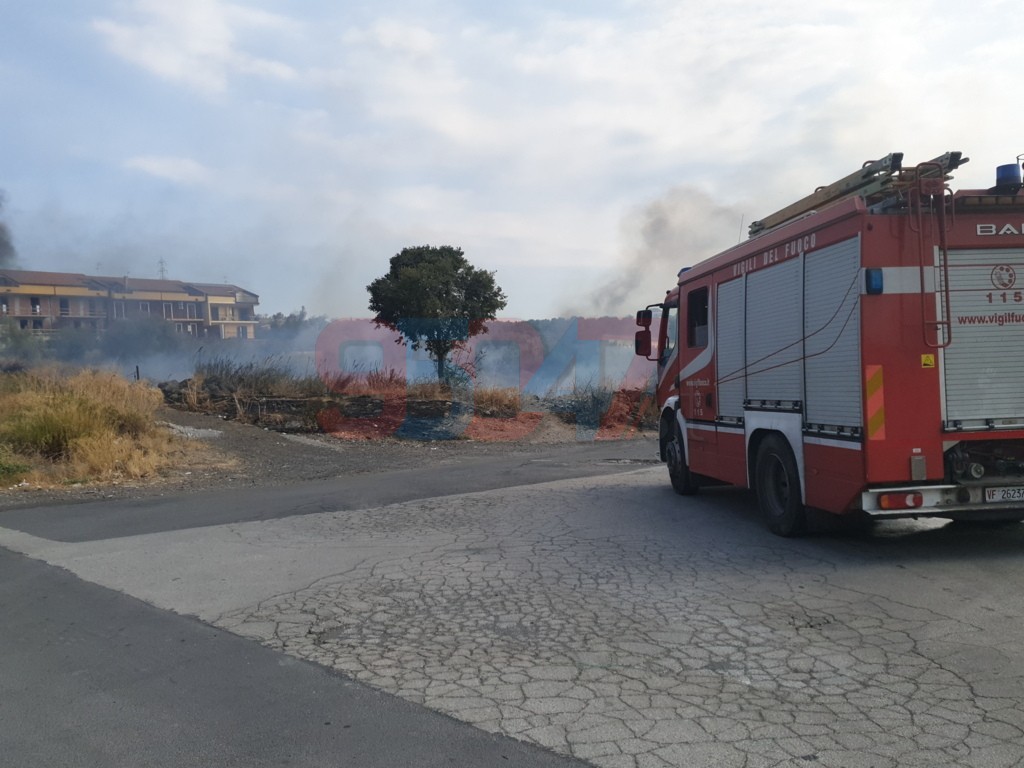 PATERNO': ENNESSIMO INCENDIO STERPAGLIE NEI PRESSI DEL CORSO MARCO POLO