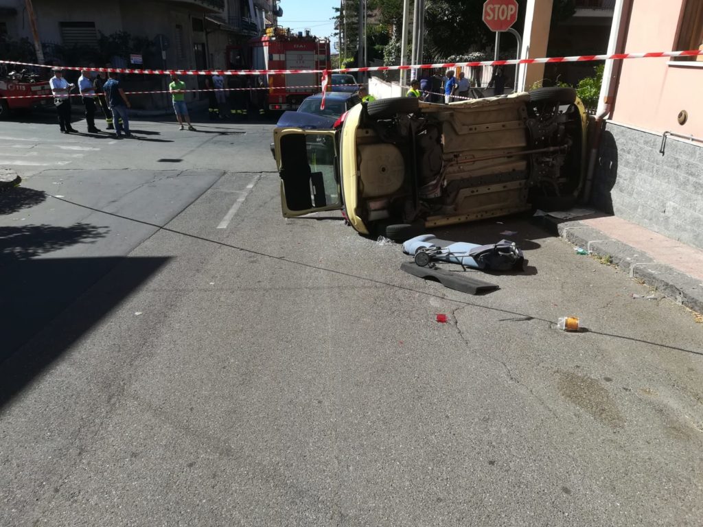 BELPASSO: SCHIANTO TRA DUE AUTO, UNA SI RIBALTA