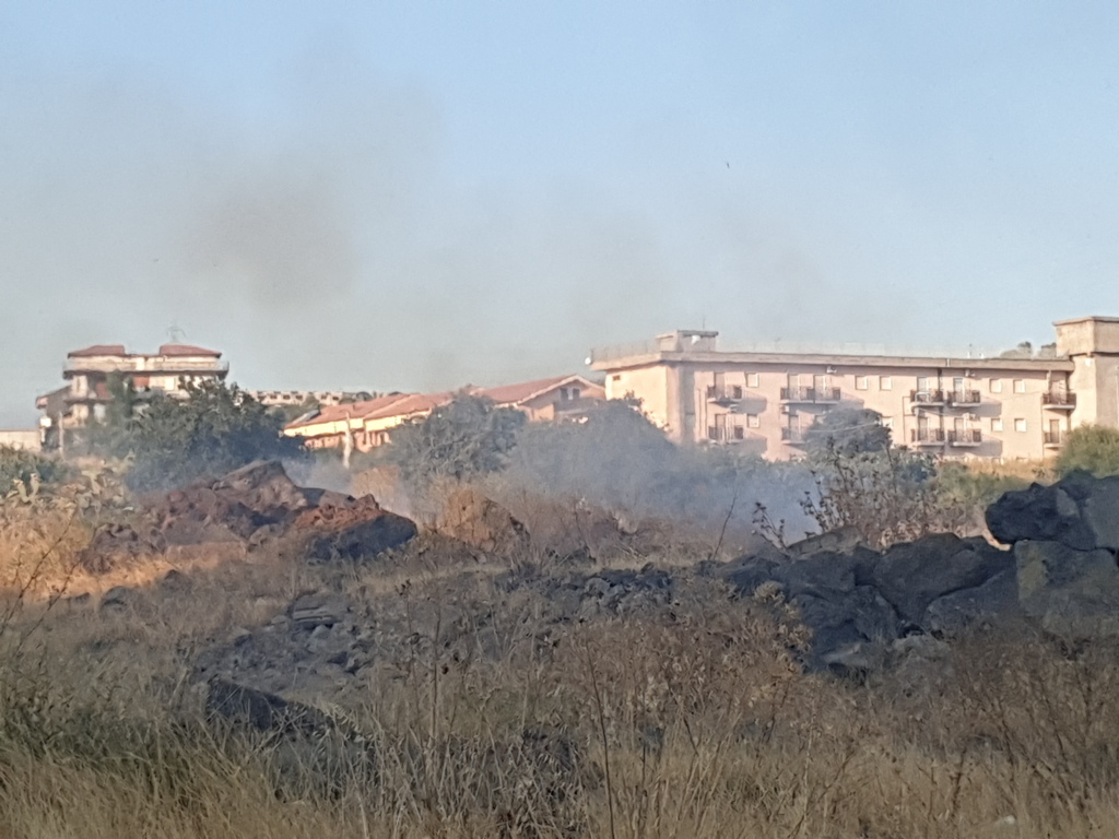 PATERNO': ENNESIMO INCENDIO STERPAGLIE AL CORSO MARCO POLO