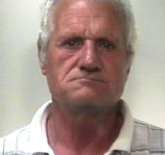 MASCALUCIA: INFRANGE FINESTRINO AUTO PER RUBARE UNA BORSA