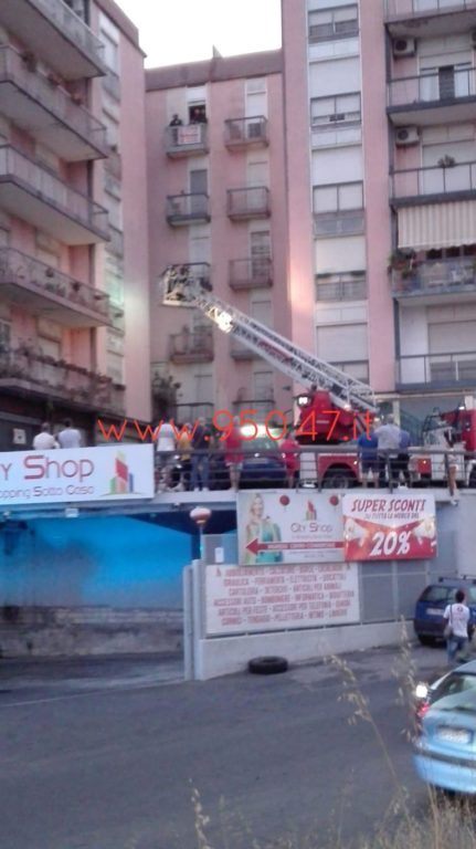 PATERNÒ: FIAMME IN UN APPARTAMENTO AL PALAZZO DI FERRO, TANTA PAURA NESSUN FERITO