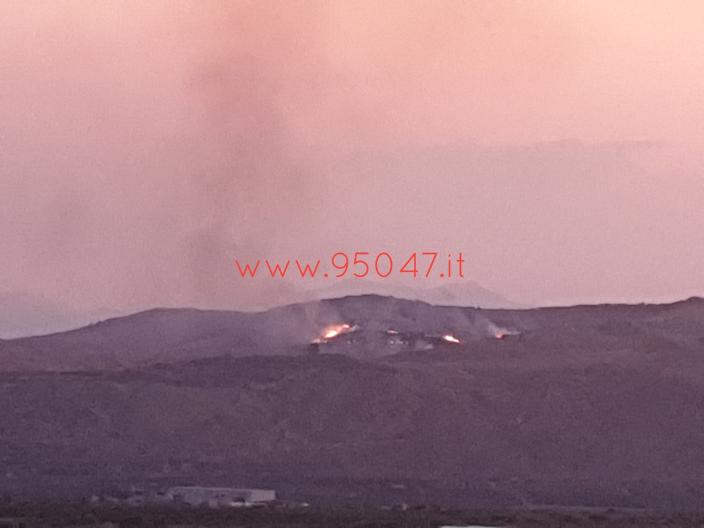 PATERNÒ: AMPIO INCENDIO SUL MONTE CASTELLACCIO