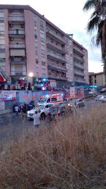 PATERNÒ: FIAMME IN UN APPARTAMENTO AL PALAZZO DI FERRO, TANTA PAURA NESSUN FERITO