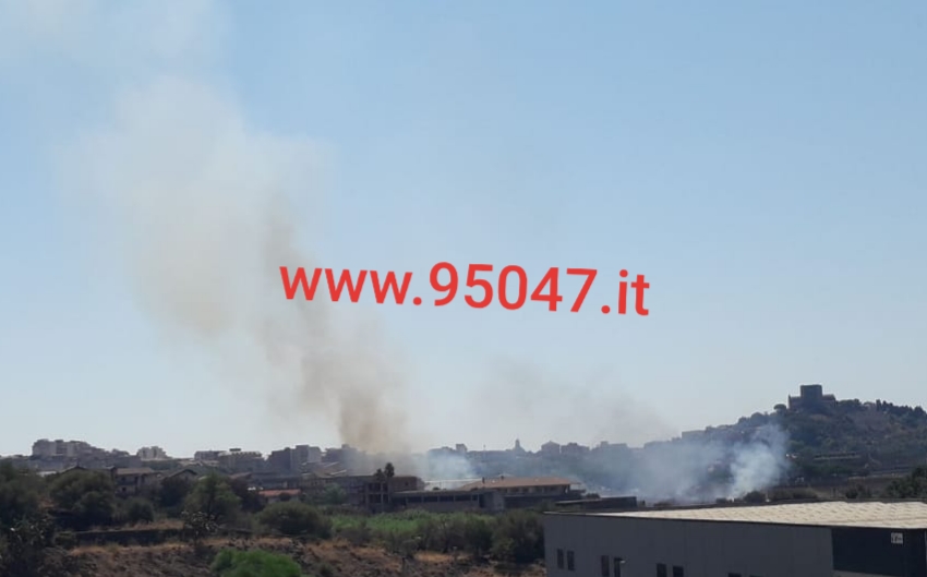 PATERNÒ: AMPIO INCENDIO DI STERPAGLIE IN ZONA SALINELLE - DENSA COLONNA DI FUMO GRIGIO