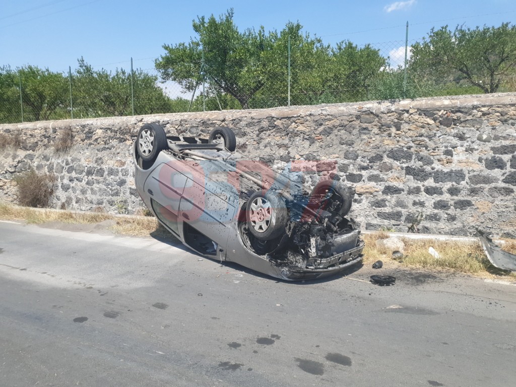 PATERNÒ: AUTO SI RIBALTA IN ZONA SAN MARCO